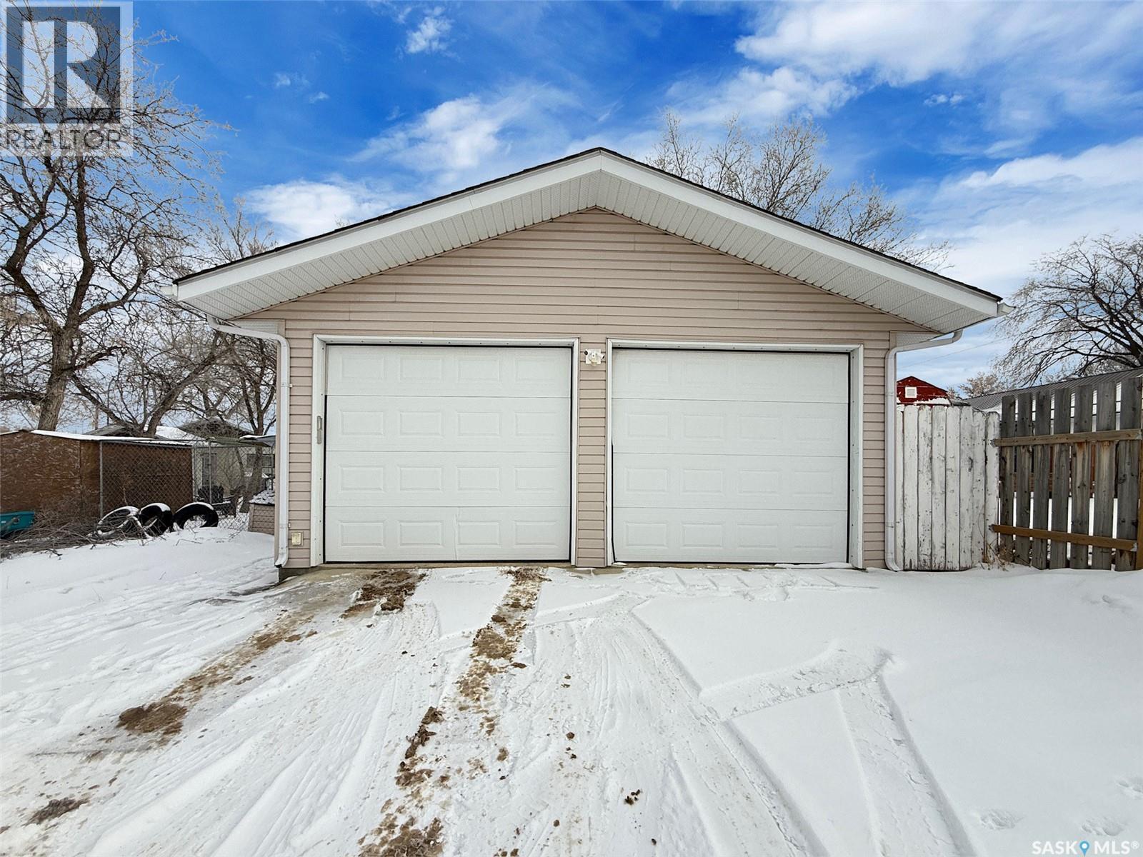 120 Central Avenue S, Swift Current, SK - Outdoor