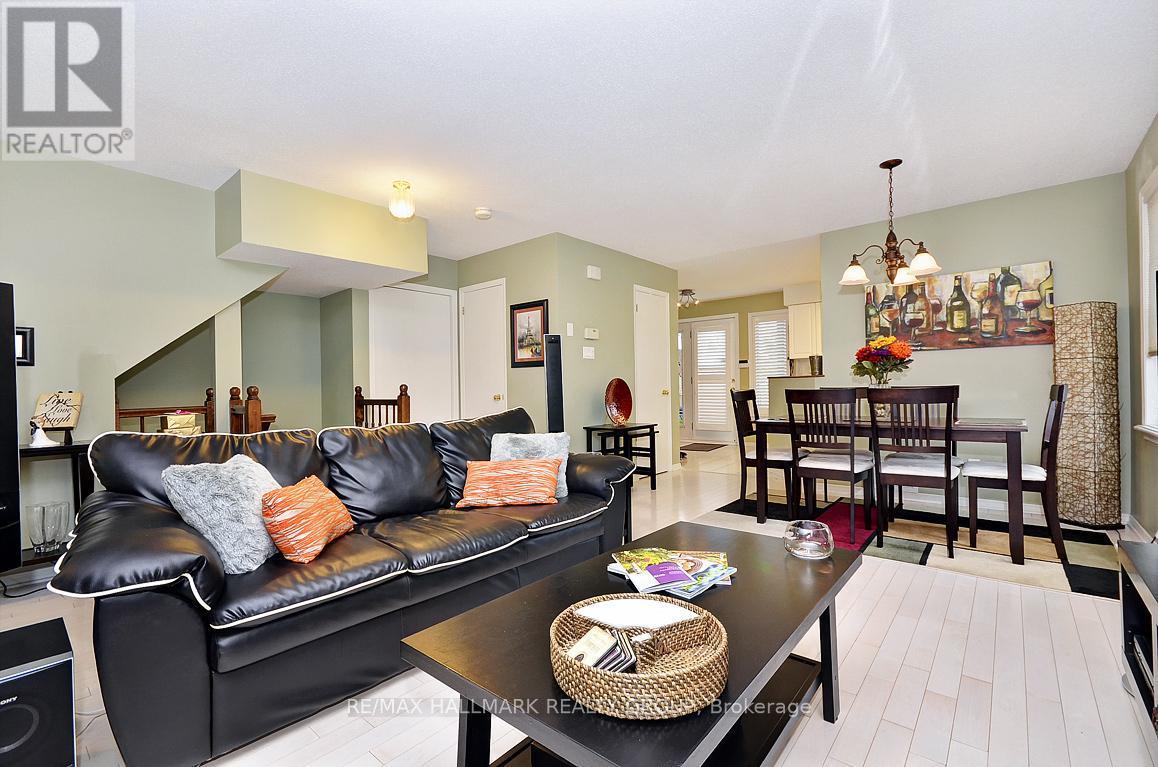 1717 Blohm Drive, Ottawa, ON - Indoor Photo Showing Living Room