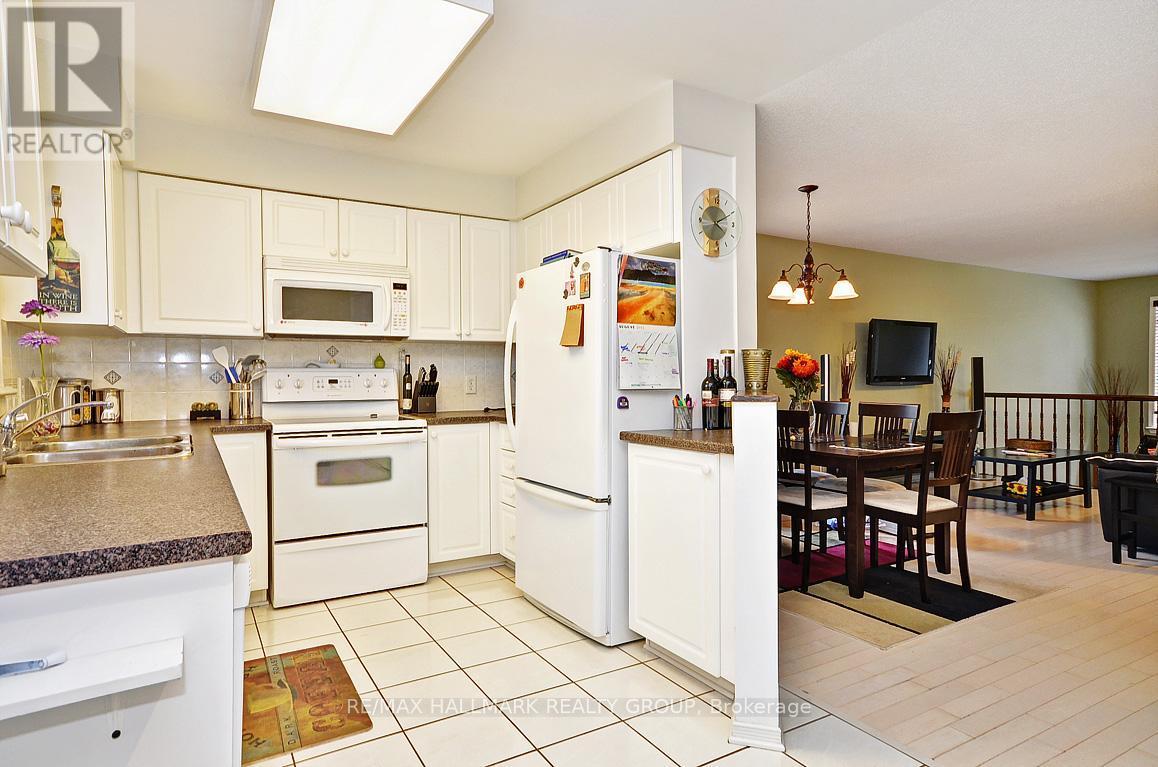 1717 Blohm Drive, Ottawa, ON - Indoor Photo Showing Kitchen With Double Sink