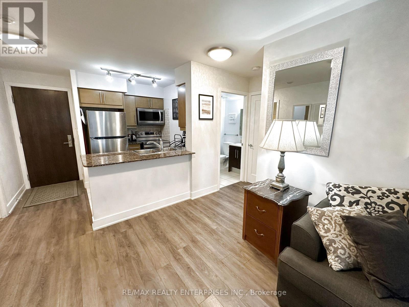 517 - 20 Blue Jays Way, Toronto, ON - Indoor Photo Showing Kitchen