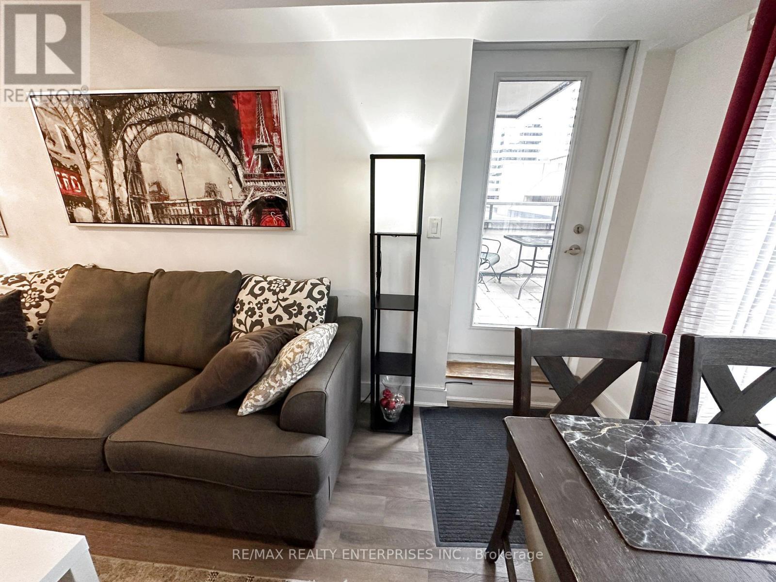 517 - 20 Blue Jays Way, Toronto, ON - Indoor Photo Showing Living Room