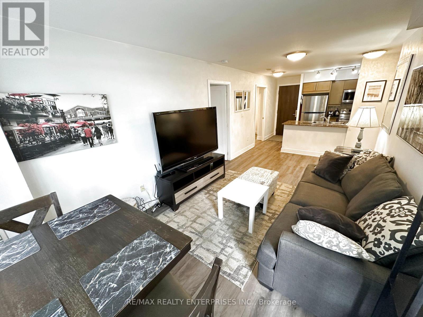 517 - 20 Blue Jays Way, Toronto, ON - Indoor Photo Showing Living Room