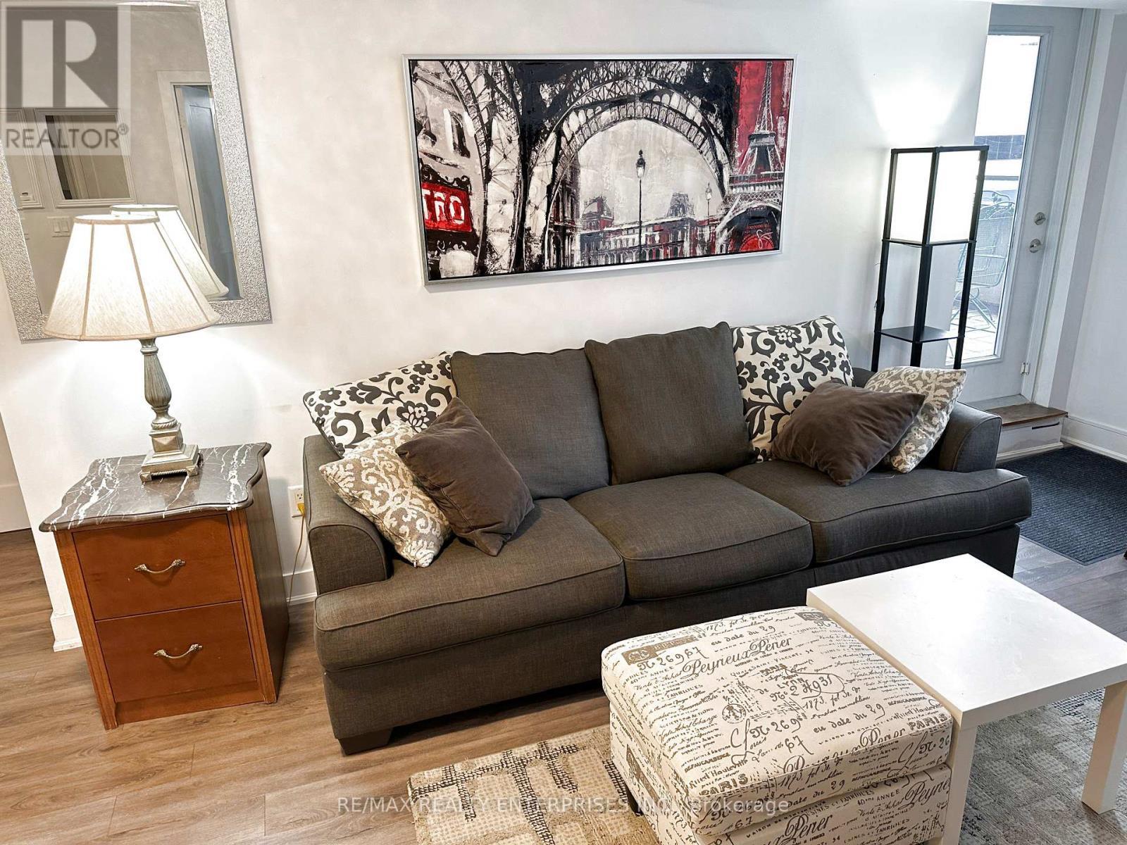 517 - 20 Blue Jays Way, Toronto, ON - Indoor Photo Showing Living Room