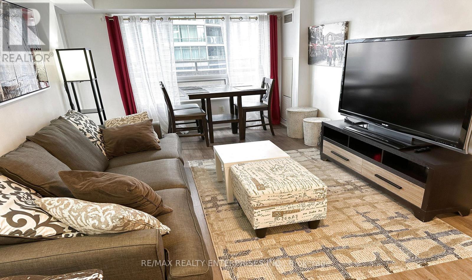 517 - 20 Blue Jays Way, Toronto, ON - Indoor Photo Showing Living Room