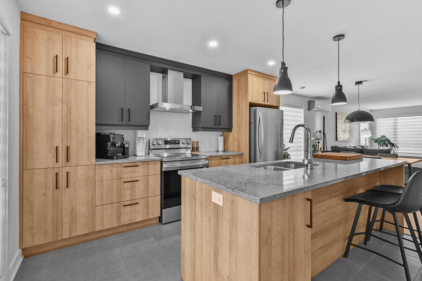 Cuisine - 3964 Rue Bernard-Hubert, Longueuil (Saint-Hubert), QC - Indoor Photo Showing Kitchen With Double Sink With Upgraded Kitchen