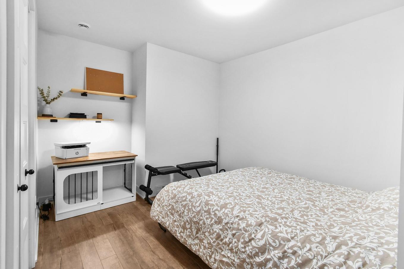 Bureau - 3964 Rue Bernard-Hubert, Longueuil (Saint-Hubert), QC - Indoor Photo Showing Bedroom