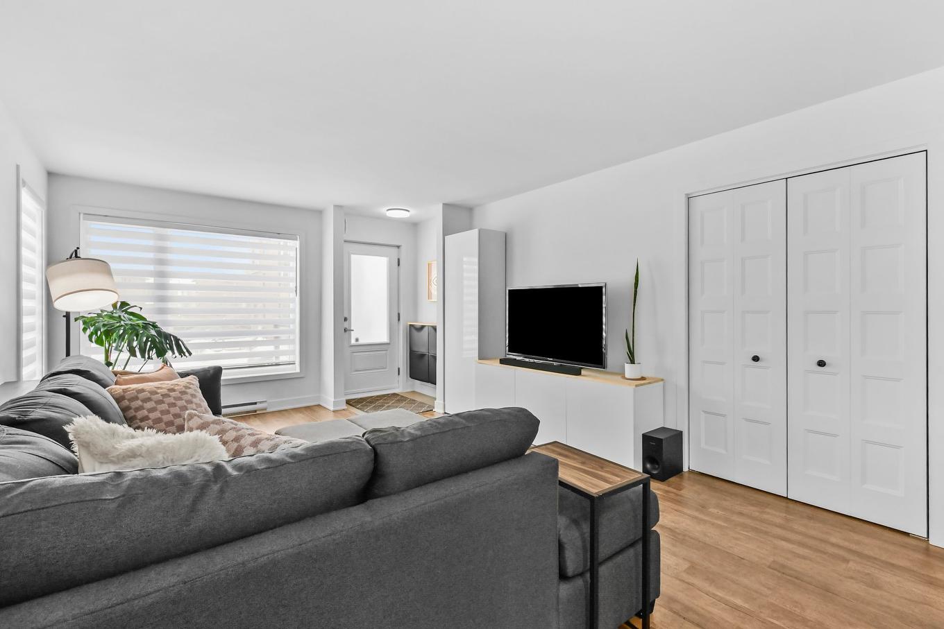 Salon - 3964 Rue Bernard-Hubert, Longueuil (Saint-Hubert), QC - Indoor Photo Showing Living Room