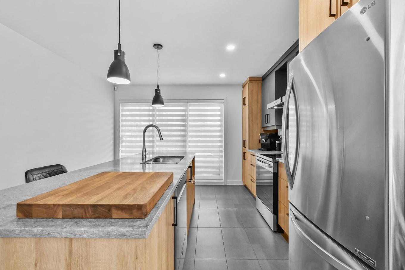 Cuisine - 3964 Rue Bernard-Hubert, Longueuil (Saint-Hubert), QC - Indoor Photo Showing Kitchen With Double Sink With Upgraded Kitchen