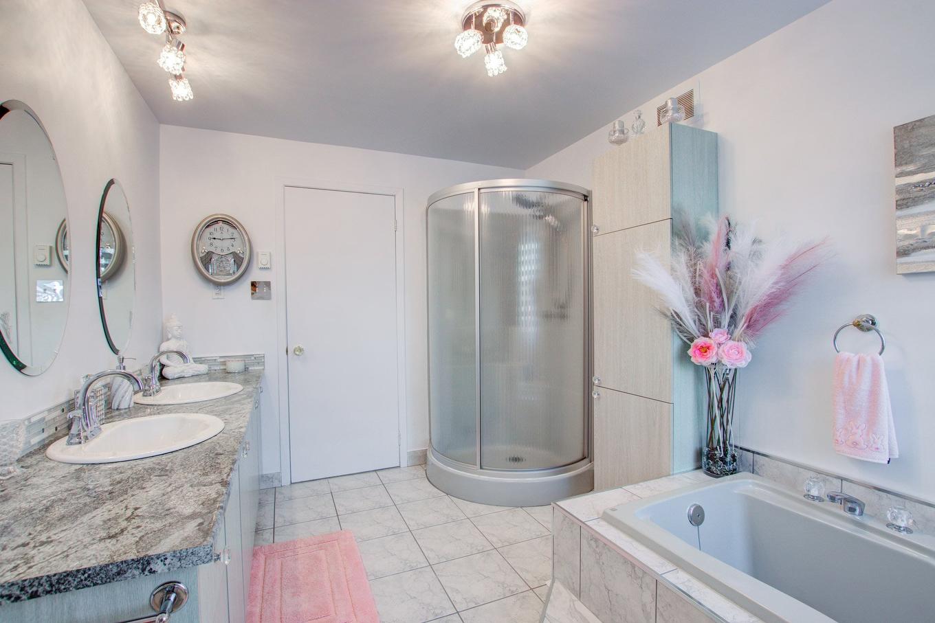 Bathroom - 1739 Rue Soucy, Longueuil (Saint-Hubert), QC - Indoor Photo Showing Bathroom