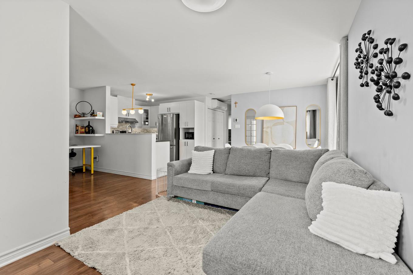 Vue d'ensemble - 3760 Boul. Gareau, Longueuil (Saint-Hubert), QC - Indoor Photo Showing Living Room