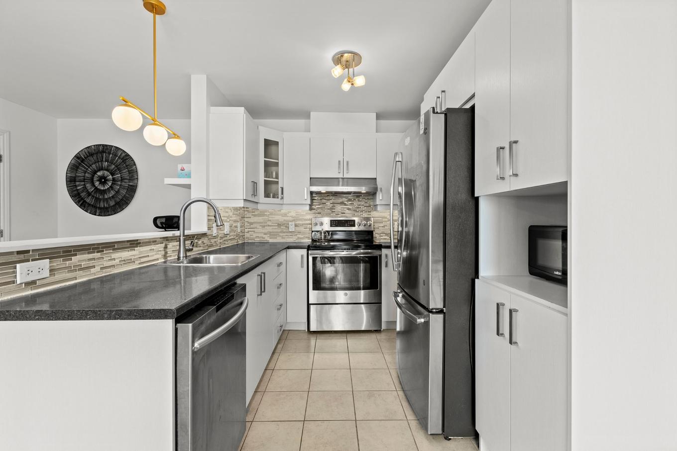 Cuisine - 3760 Boul. Gareau, Longueuil (Saint-Hubert), QC - Indoor Photo Showing Kitchen With Double Sink With Upgraded Kitchen