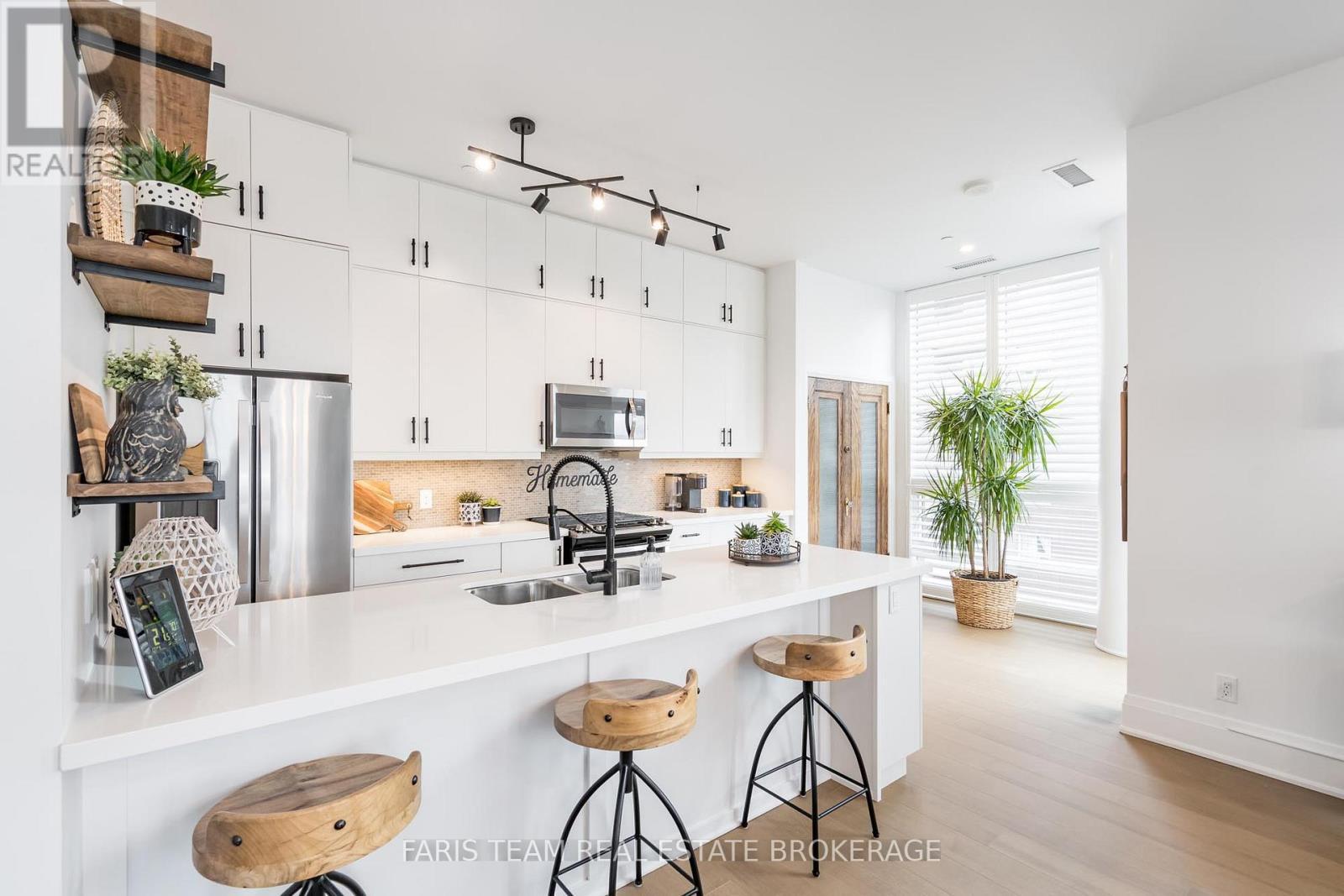 Gph5 - 111 Worsley Street, Barrie, ON - Indoor Photo Showing Kitchen With Upgraded Kitchen