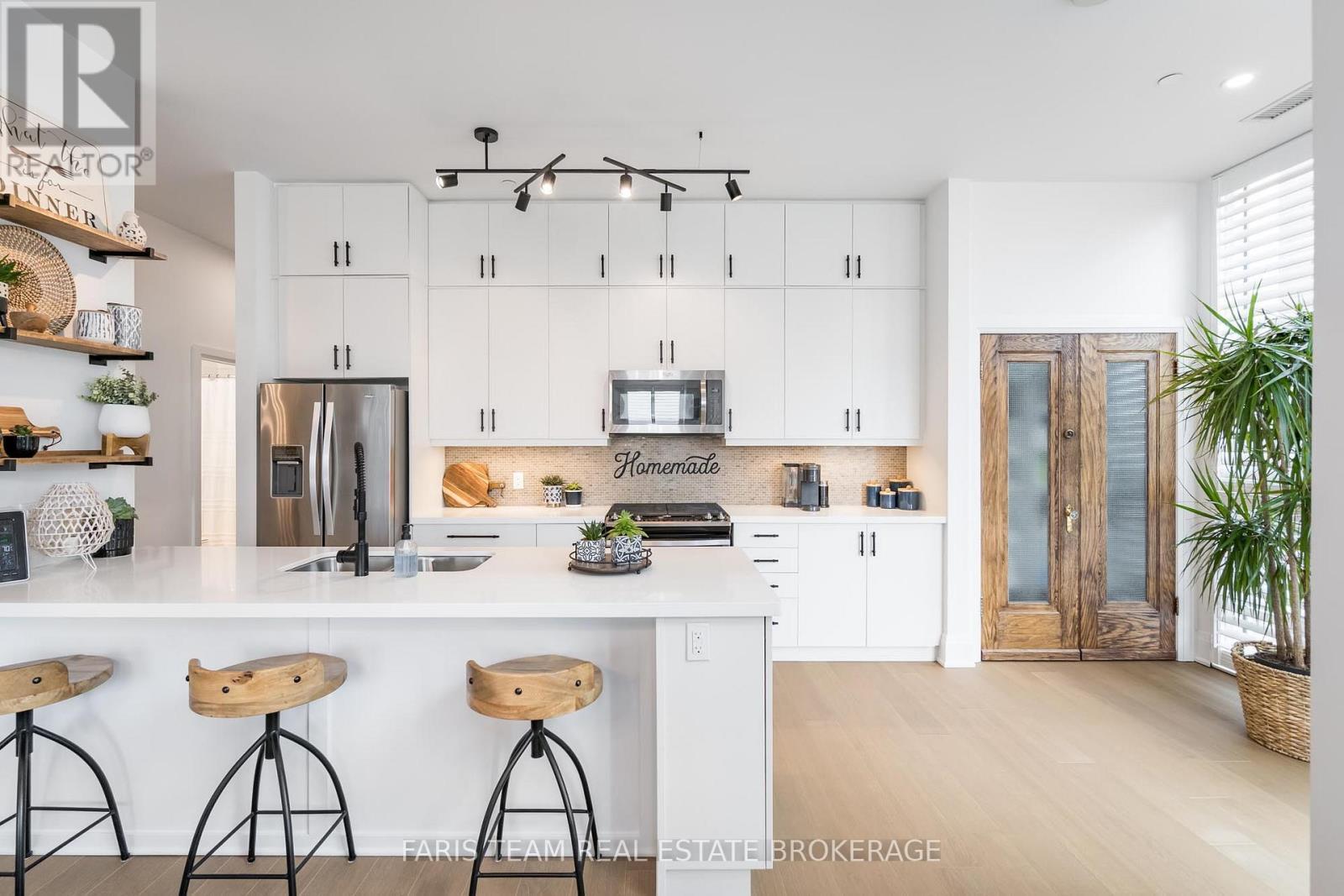 Gph5 - 111 Worsley Street, Barrie, ON - Indoor Photo Showing Kitchen With Upgraded Kitchen