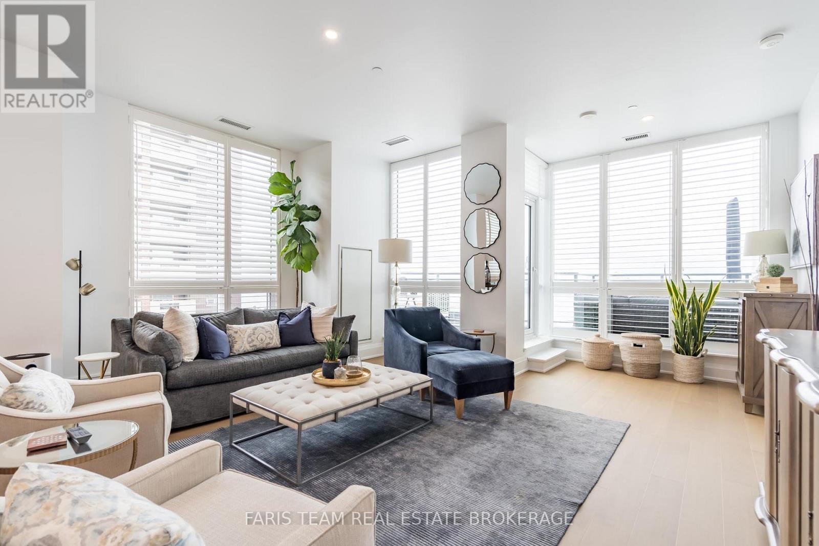 Gph5 - 111 Worsley Street, Barrie, ON - Indoor Photo Showing Living Room