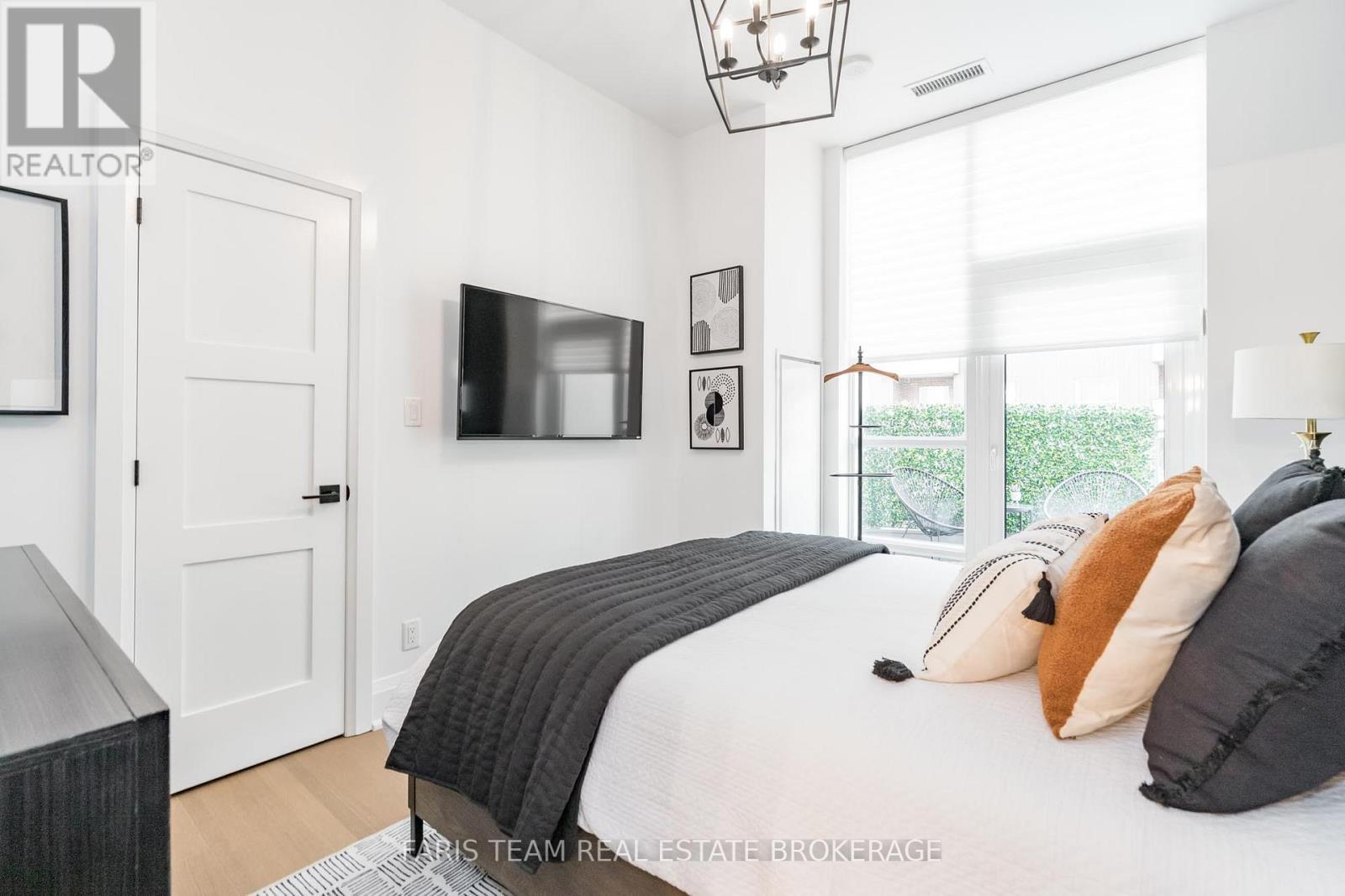 Gph5 - 111 Worsley Street, Barrie, ON - Indoor Photo Showing Bedroom