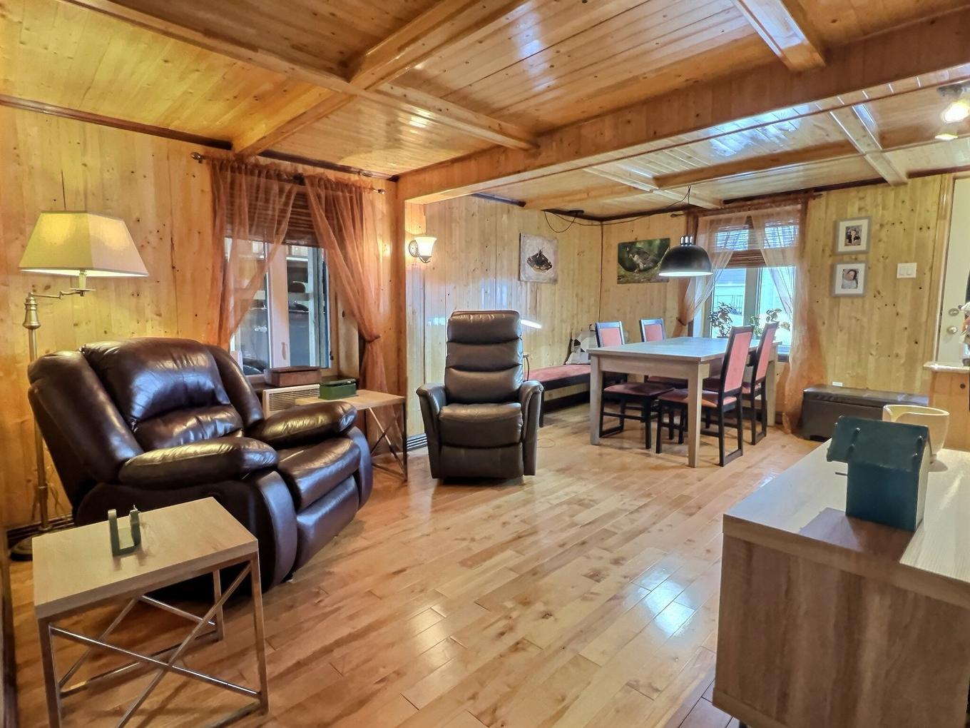 Salon - 348 Rue St-Onésime, Lévis (Desjardins), QC - Indoor