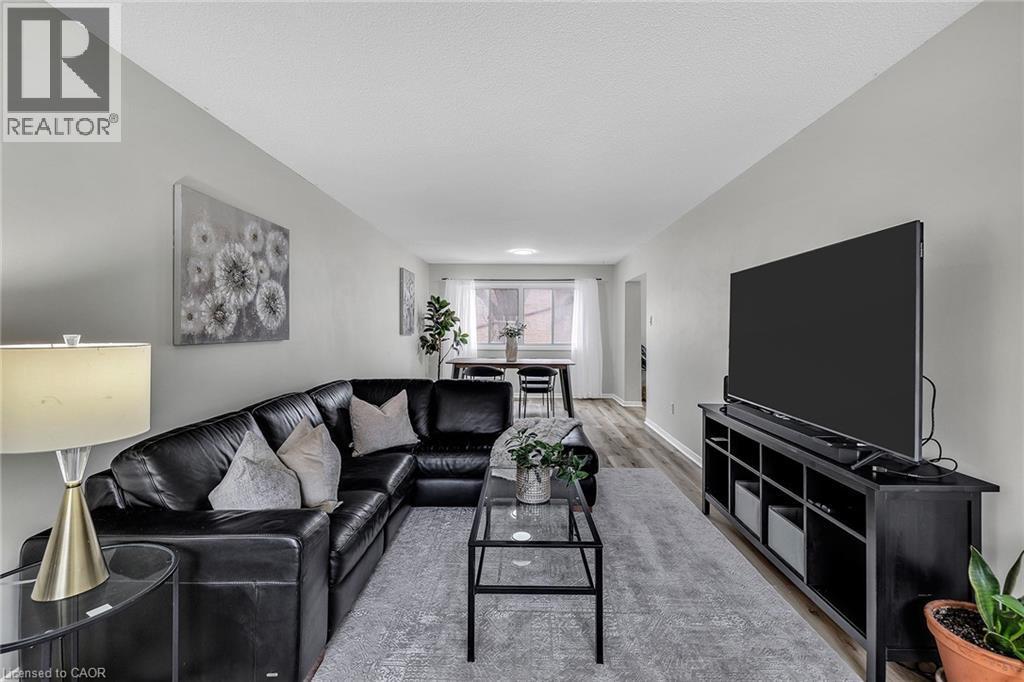 7030 Copenhagen Road Unit# 49, Mississauga, ON - Indoor Photo Showing Living Room