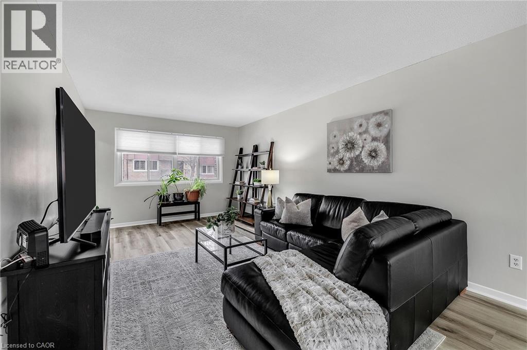 7030 Copenhagen Road Unit# 49, Mississauga, ON - Indoor Photo Showing Living Room