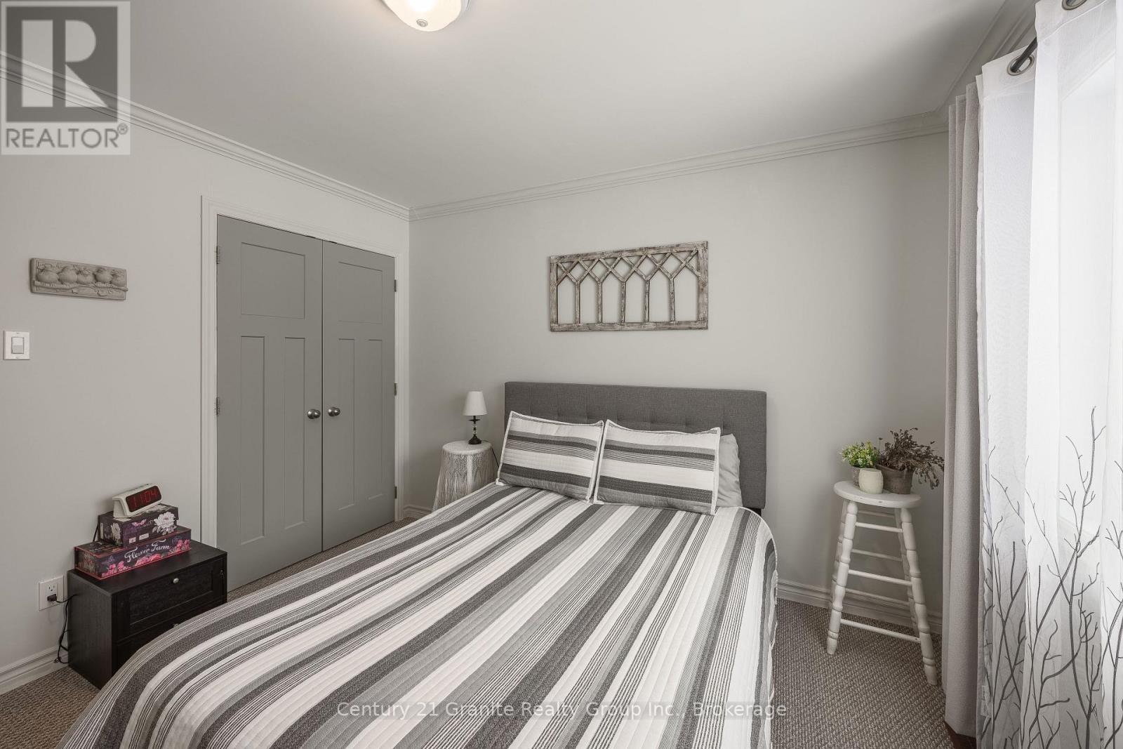 1015 Guilford Court, Dysart Et Al (Guilford), ON - Indoor Photo Showing Bedroom