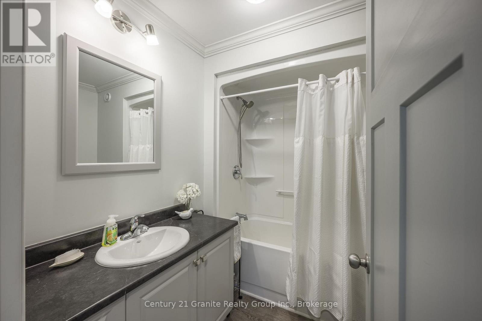 1015 Guilford Court, Dysart Et Al (Guilford), ON - Indoor Photo Showing Bathroom