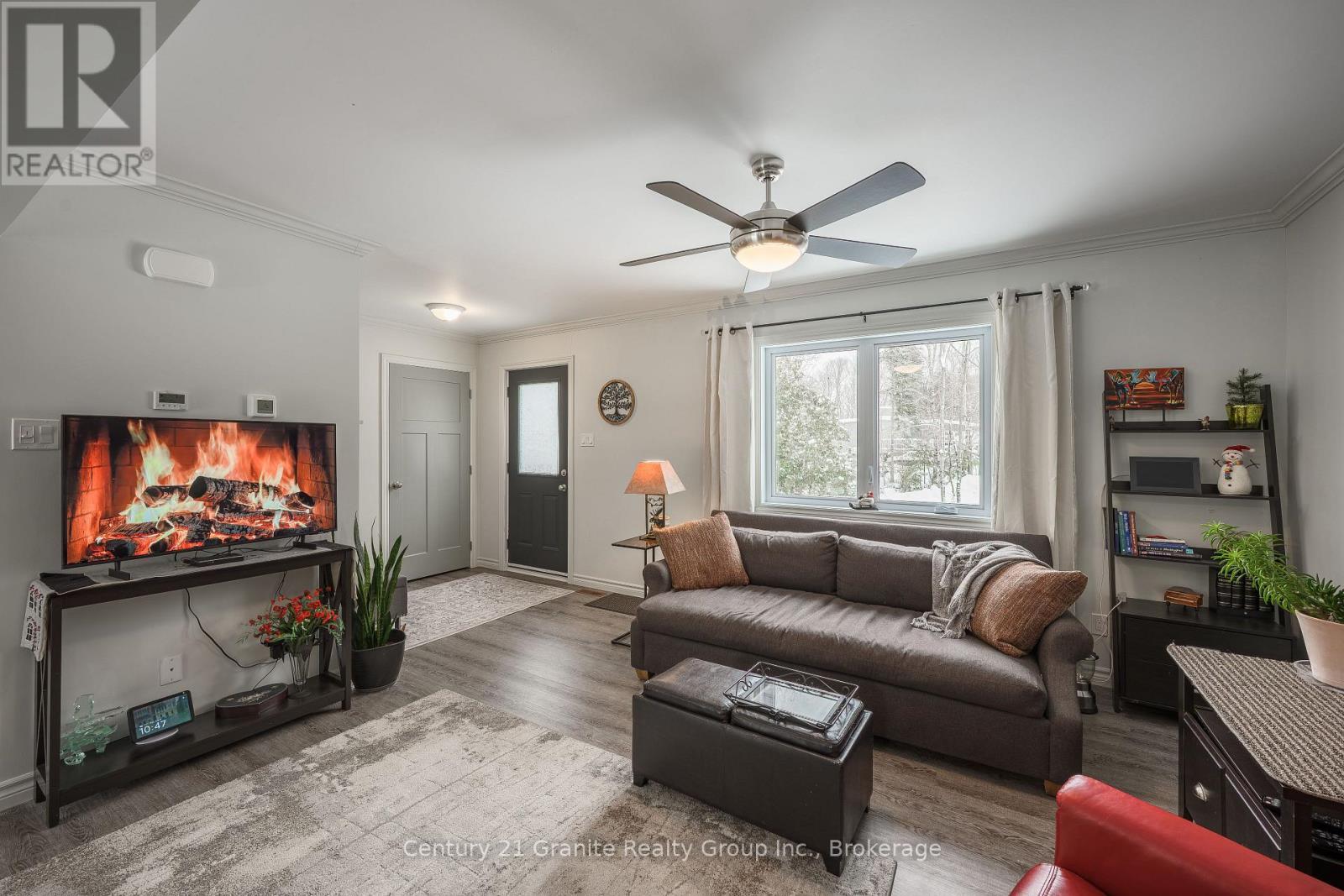 1015 Guilford Court, Dysart Et Al (Guilford), ON - Indoor Photo Showing Living Room