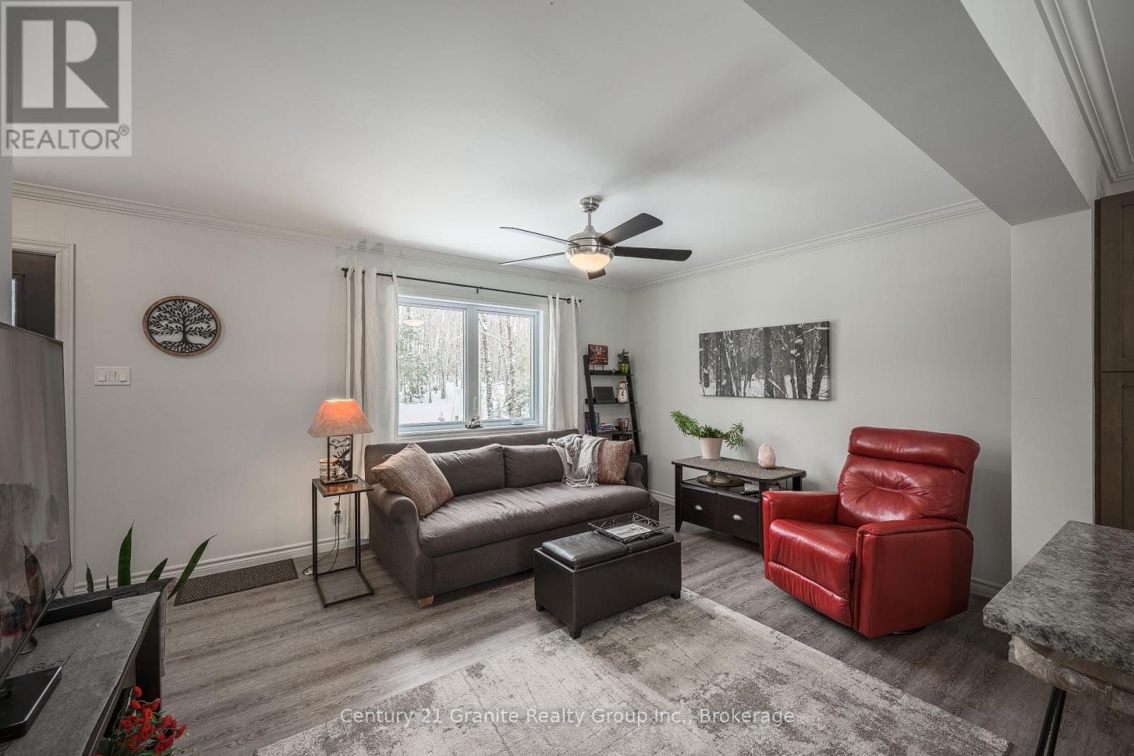 1015 Guilford Court, Dysart Et Al (Guilford), ON - Indoor Photo Showing Living Room