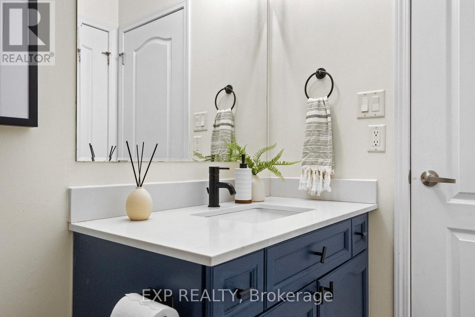 945 Deverell Place, Milton, ON - Indoor Photo Showing Bathroom