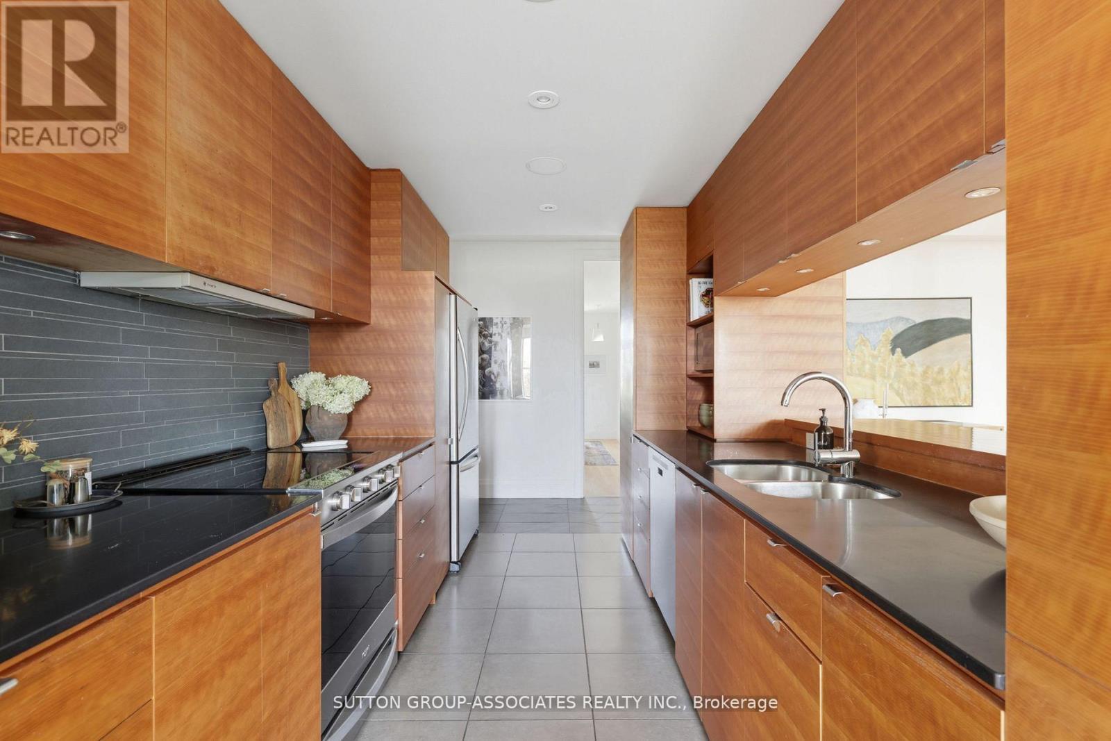 408 - 385 Brunswick Avenue, Toronto, ON - Indoor Photo Showing Kitchen With Double Sink With Upgraded Kitchen