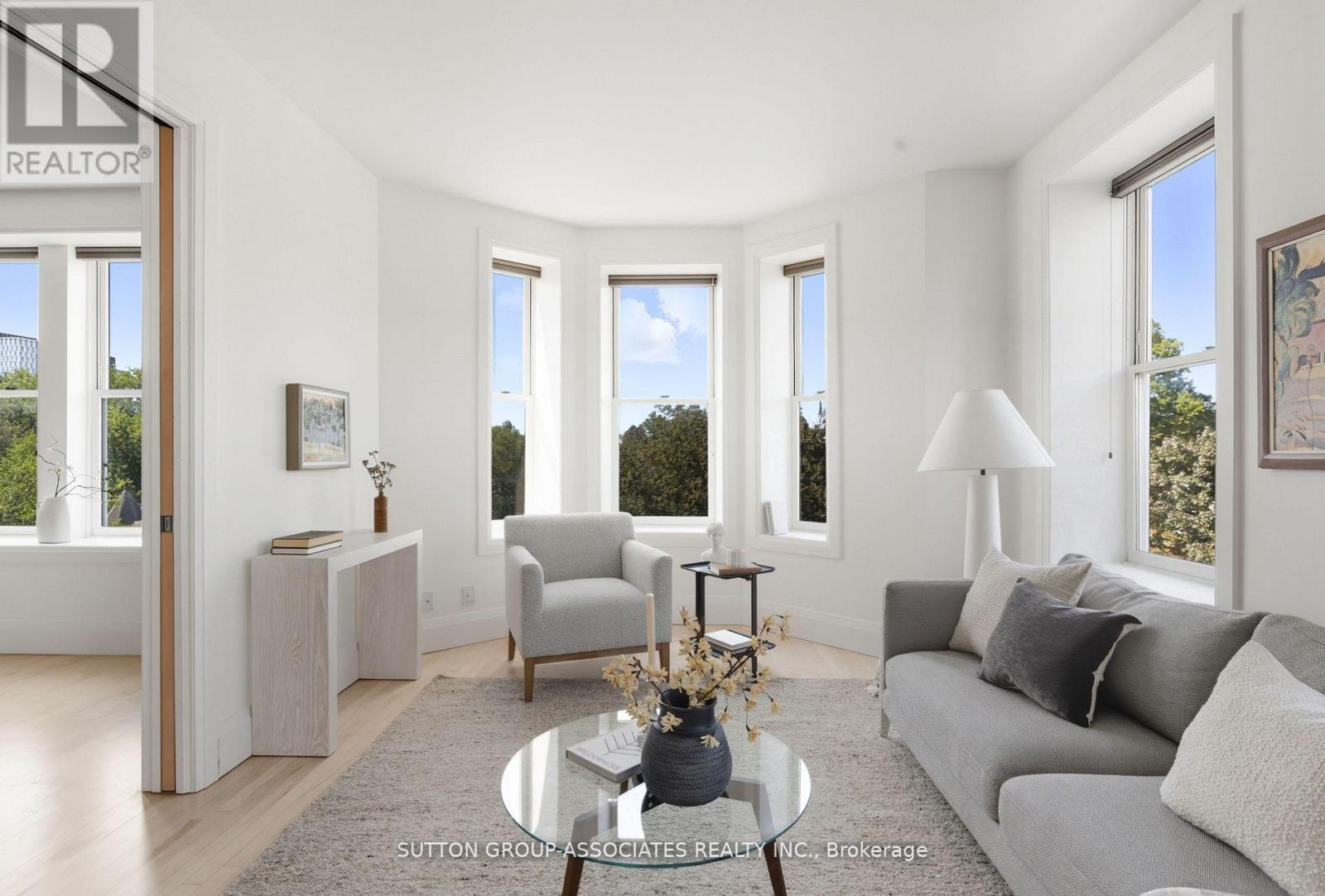 408 - 385 Brunswick Avenue, Toronto, ON - Indoor Photo Showing Living Room