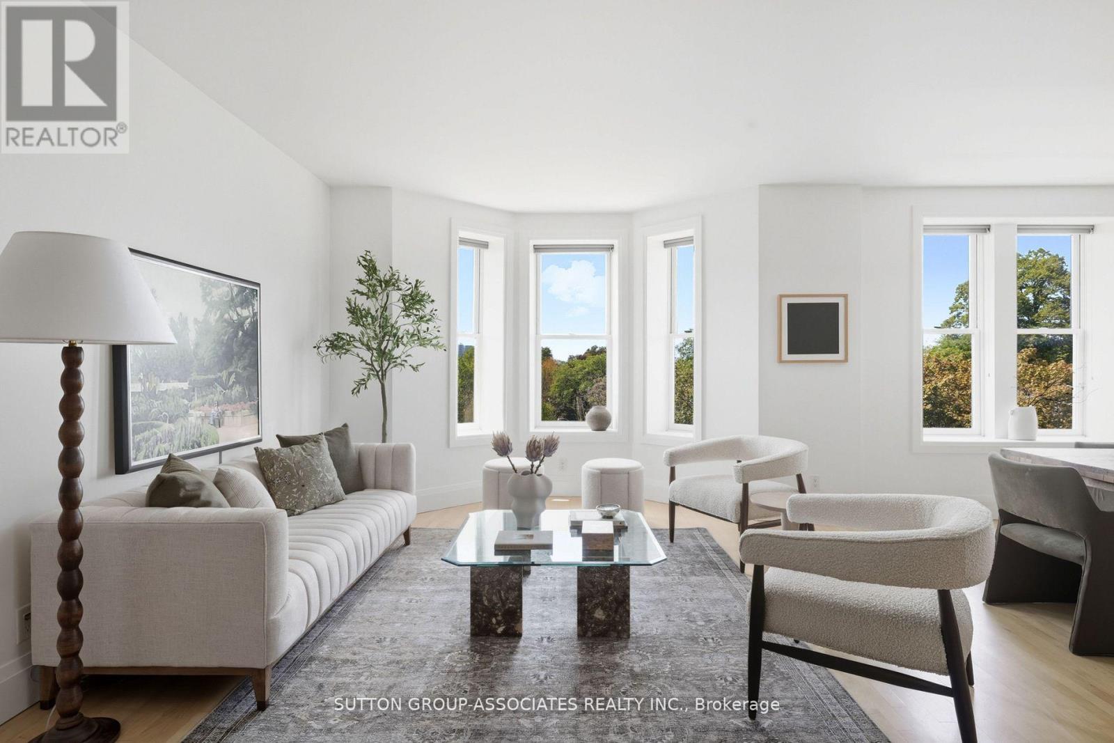 408 - 385 Brunswick Avenue, Toronto, ON - Indoor Photo Showing Living Room