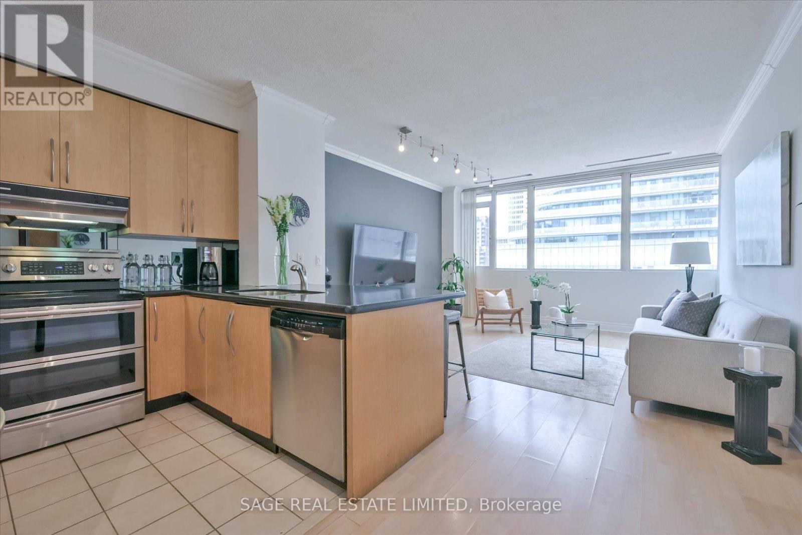 Kitchen/Living - 413 - 555 Yonge Street, Toronto, ON - Indoor Photo Showing Kitchen