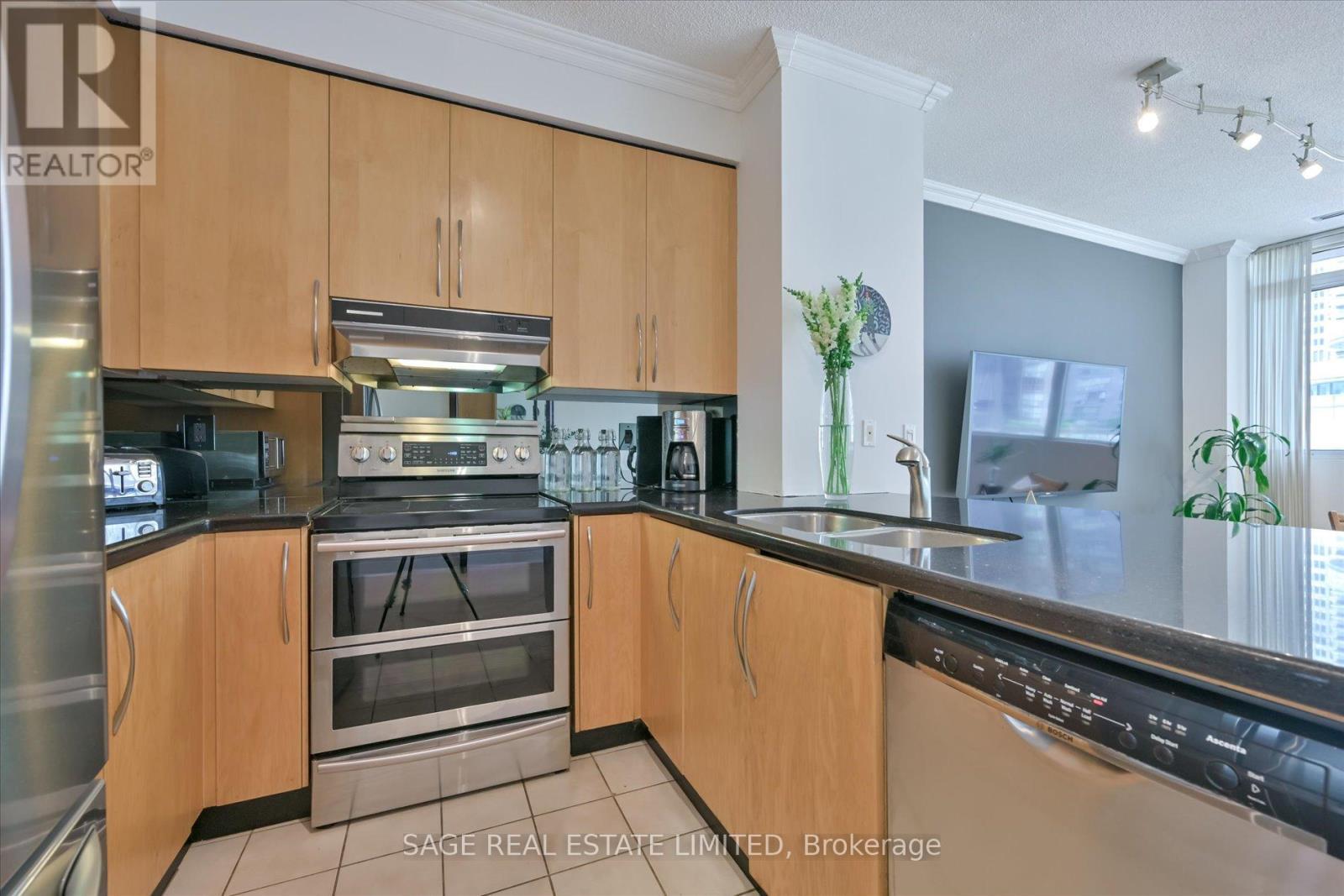 Kitchen - 413 - 555 Yonge Street, Toronto, ON - Indoor Photo Showing Kitchen With Double Sink