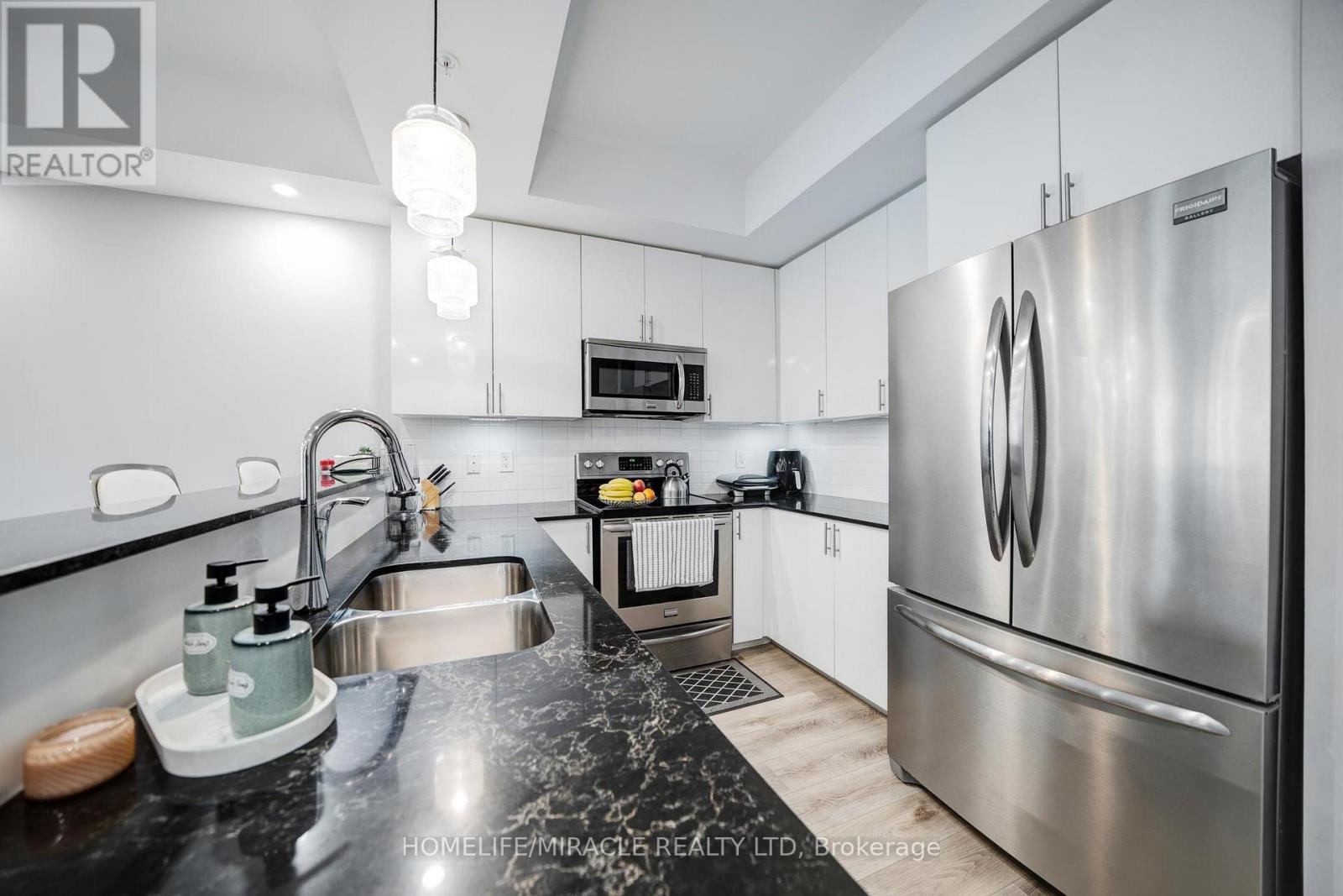 303 - 650 Gordon Street, Whitby, ON - Indoor Photo Showing Kitchen With Stainless Steel Kitchen With Double Sink With Upgraded Kitchen