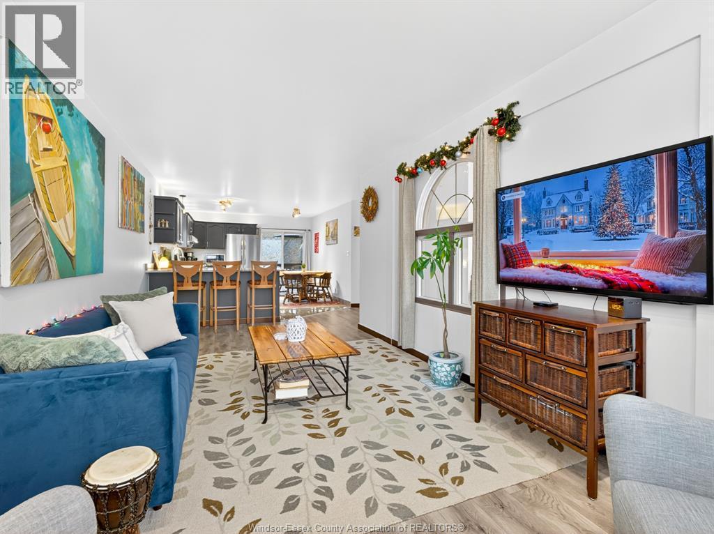 6860 Matchette Road, Lasalle, ON - Indoor Photo Showing Living Room