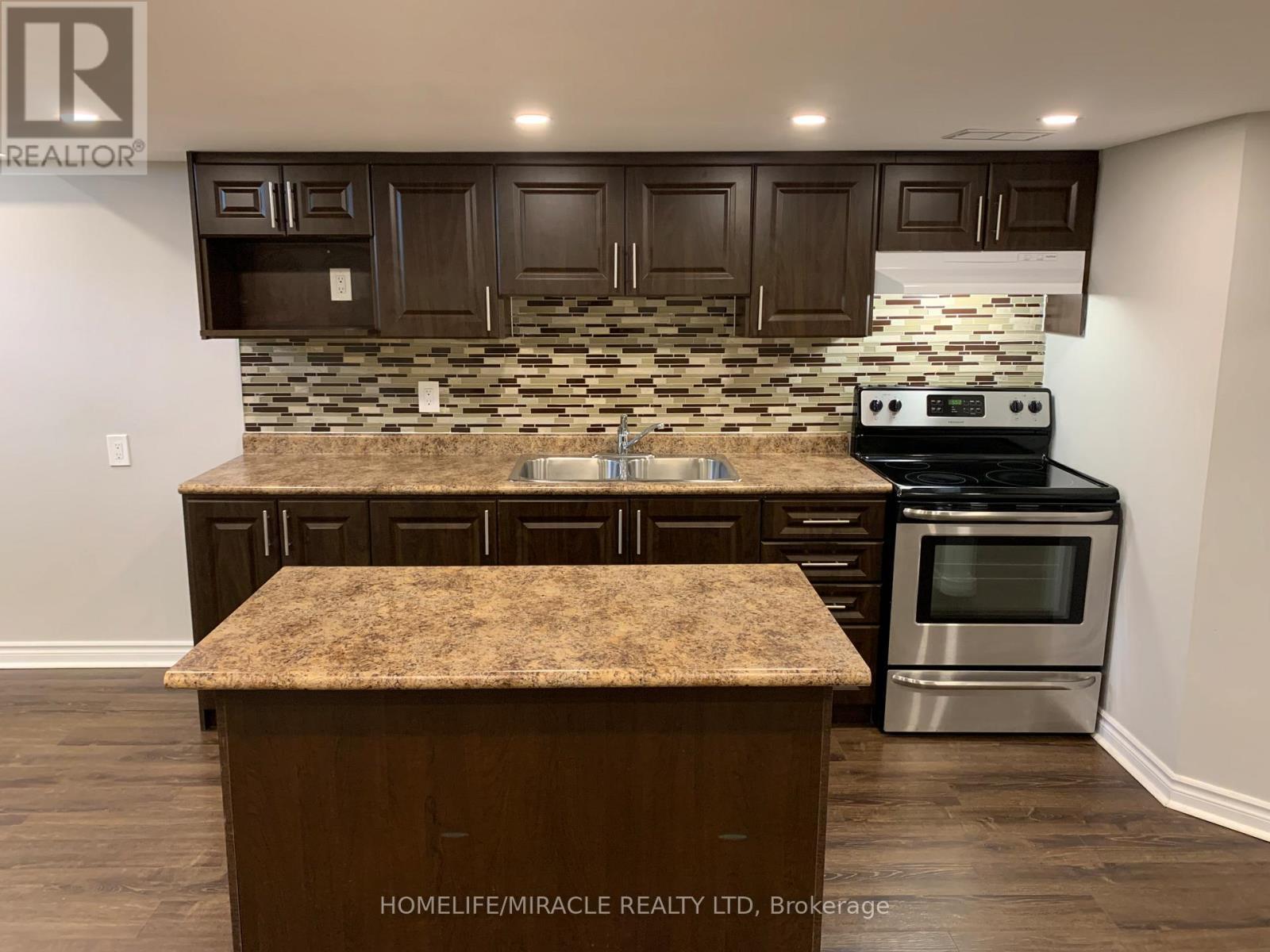 866 Francine Crescent, Mississauga, ON - Indoor Photo Showing Kitchen With Double Sink With Upgraded Kitchen