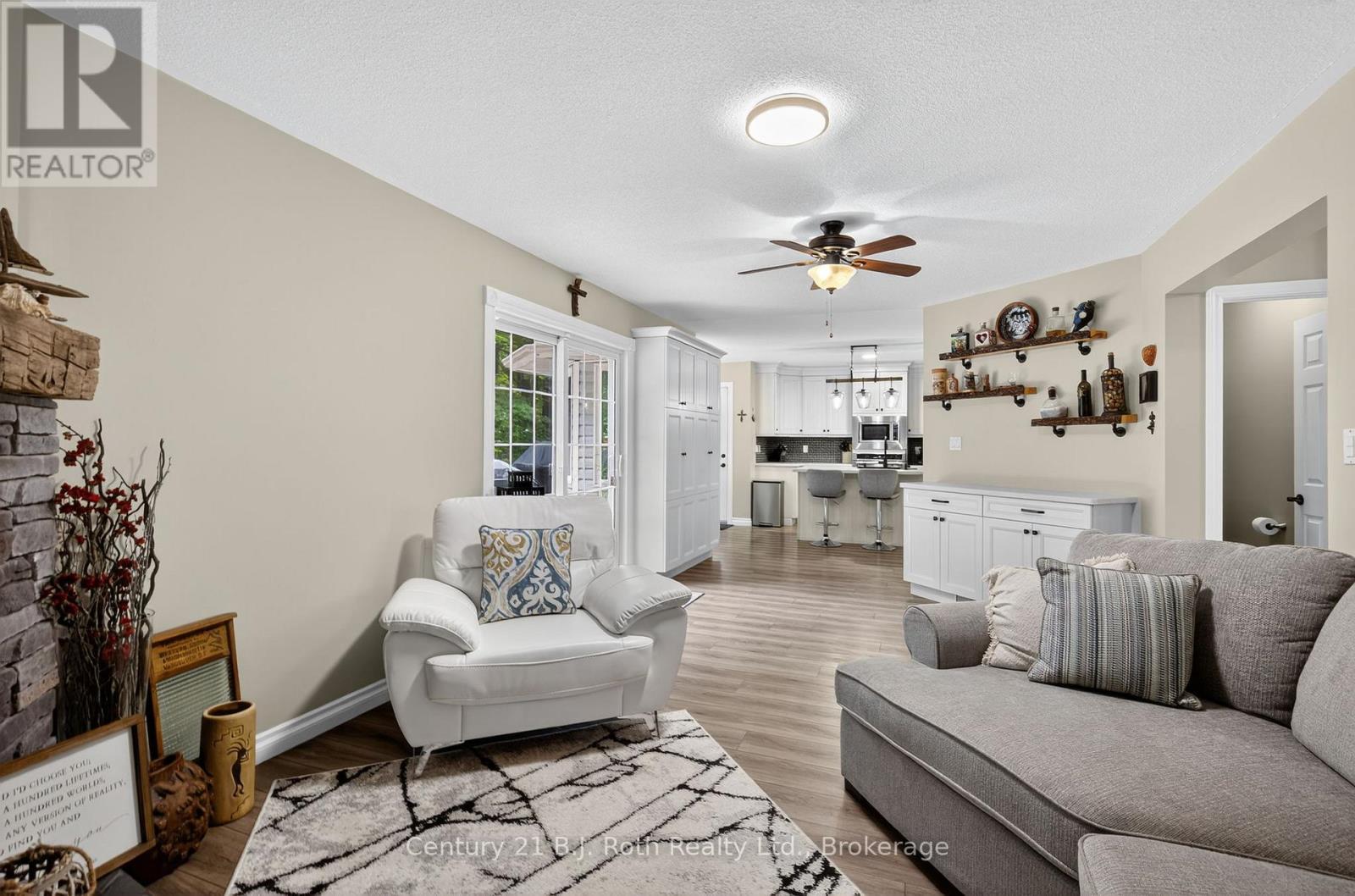 83 Wozniak Road, Penetanguishene, ON - Indoor Photo Showing Living Room