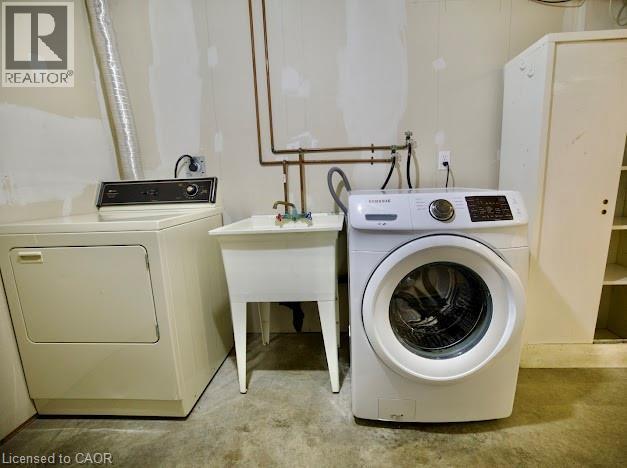 Laundry area with washer and dryer - 109 Beechmanor Crescent, Kitchener, ON - Indoor Photo Showing Laundry Room