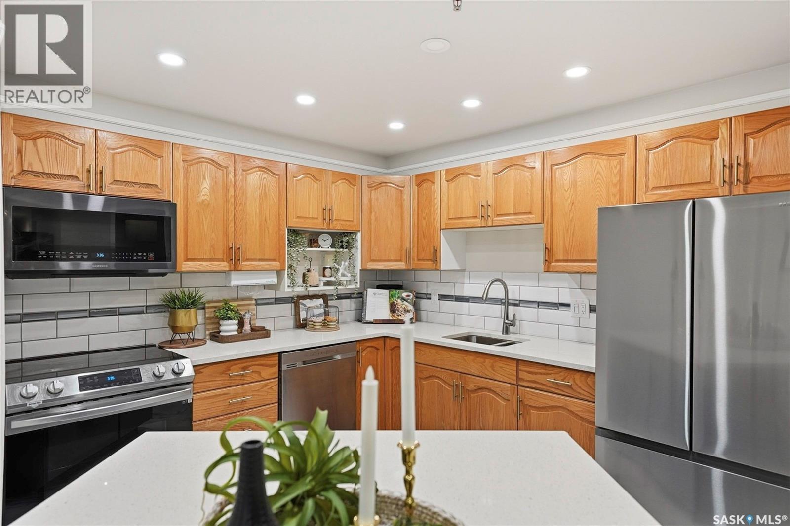 209 301 Cree Crescent, Saskatoon, SK - Indoor Photo Showing Kitchen With Double Sink