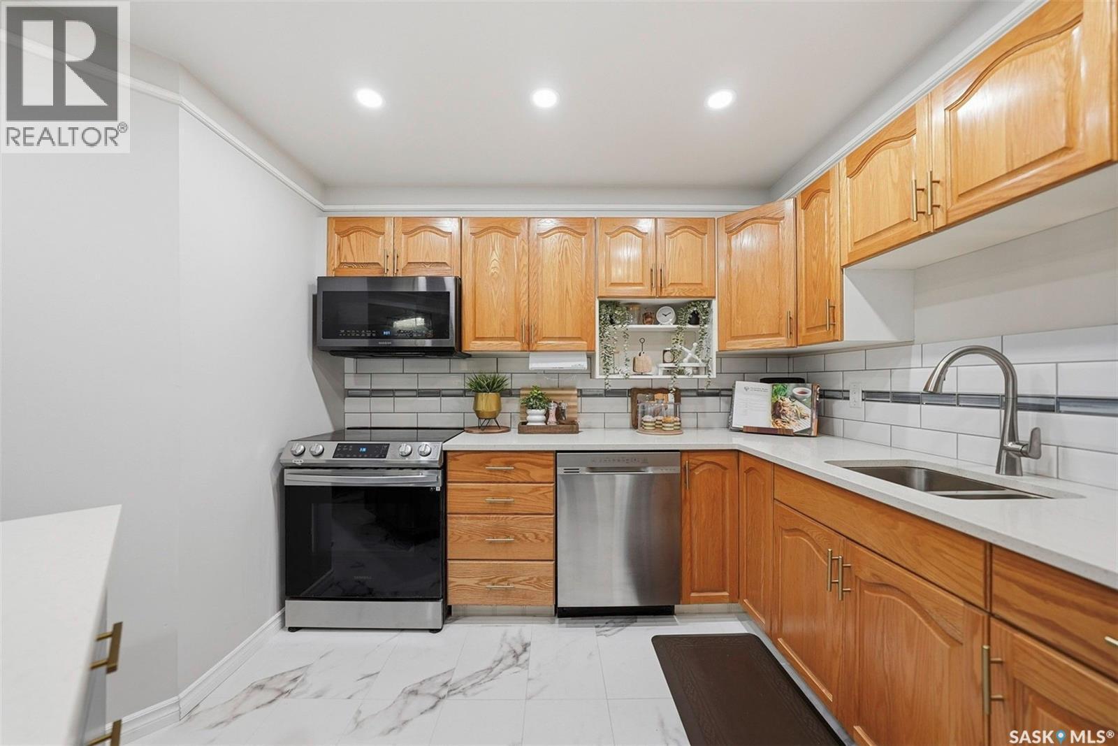 209 301 Cree Crescent, Saskatoon, SK - Indoor Photo Showing Kitchen With Double Sink