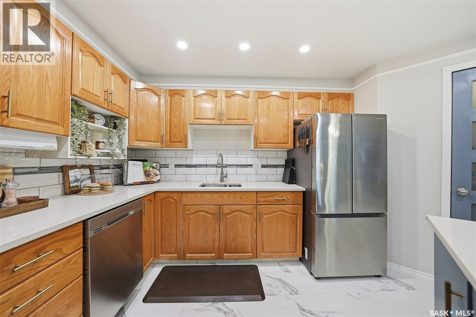 209 301 Cree Crescent, Saskatoon, SK - Indoor Photo Showing Kitchen