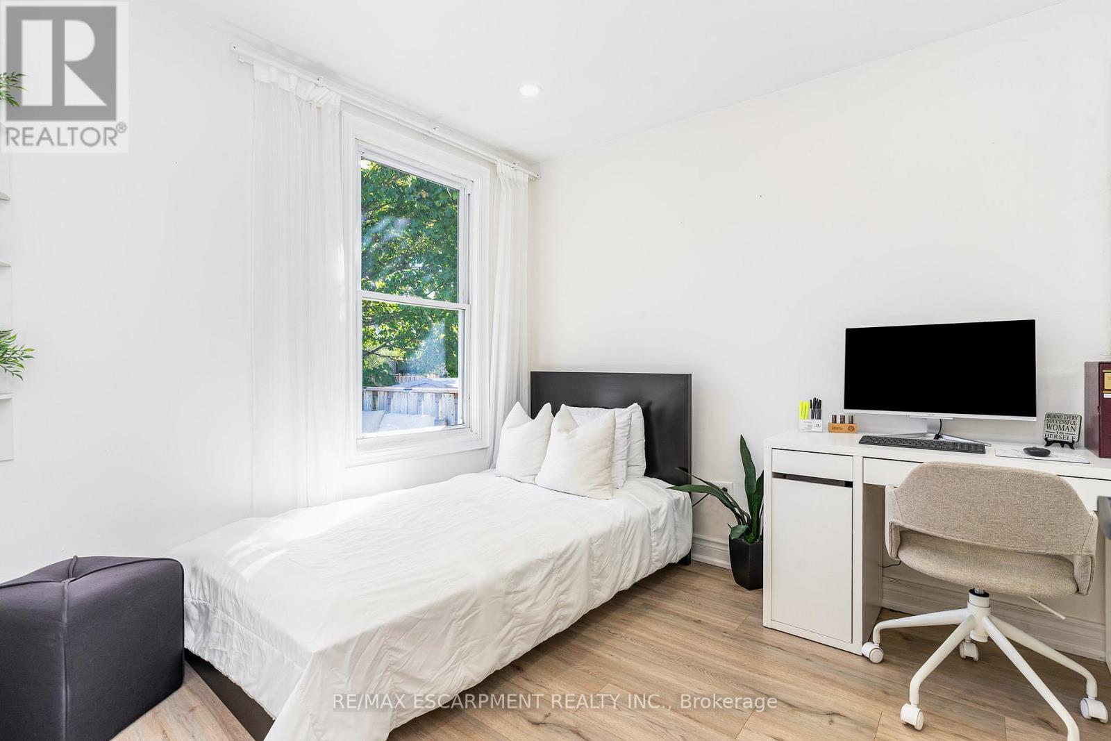 97 East 31St Street, Hamilton, ON - Indoor Photo Showing Bedroom