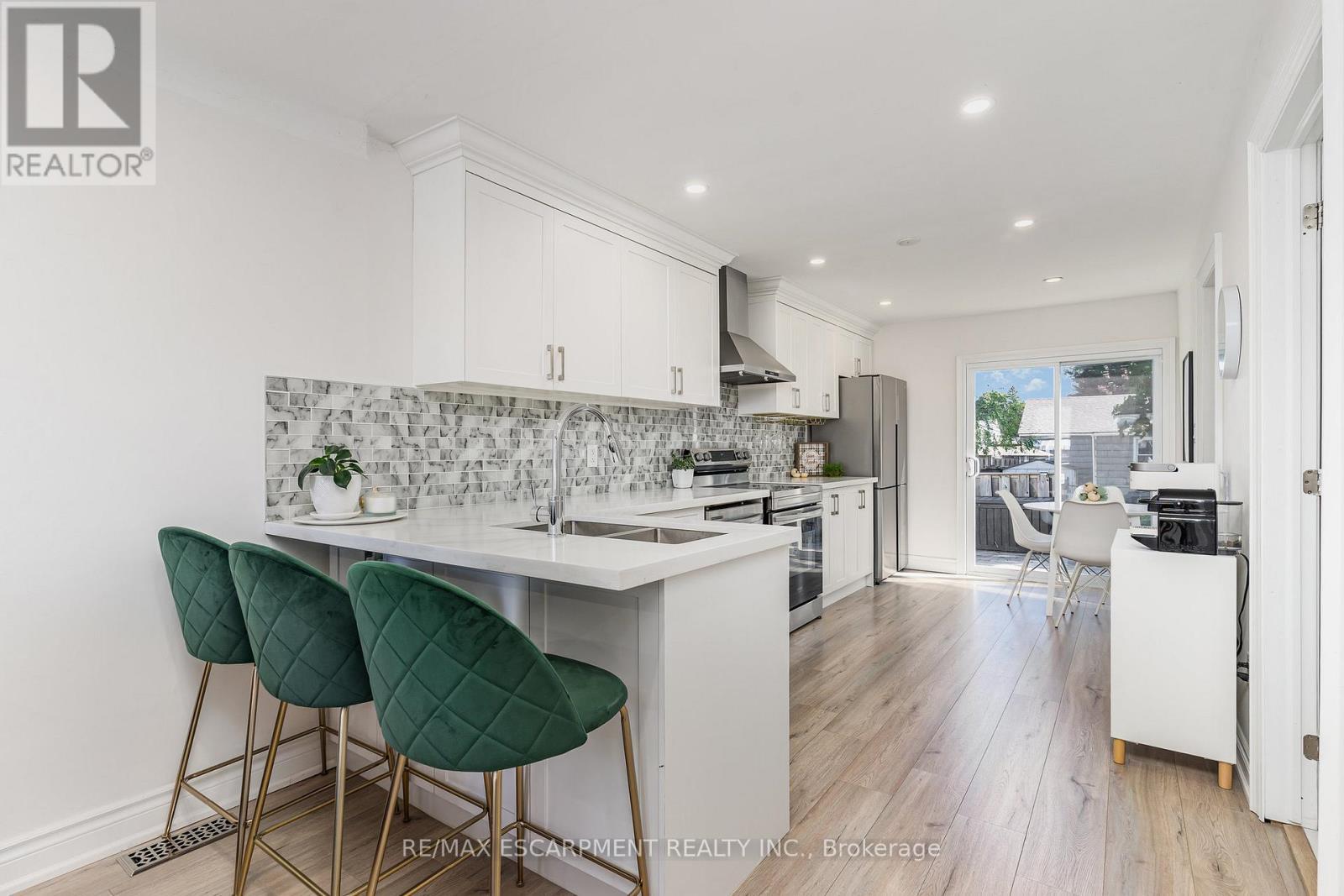 97 East 31St Street, Hamilton, ON - Indoor Photo Showing Kitchen With Upgraded Kitchen