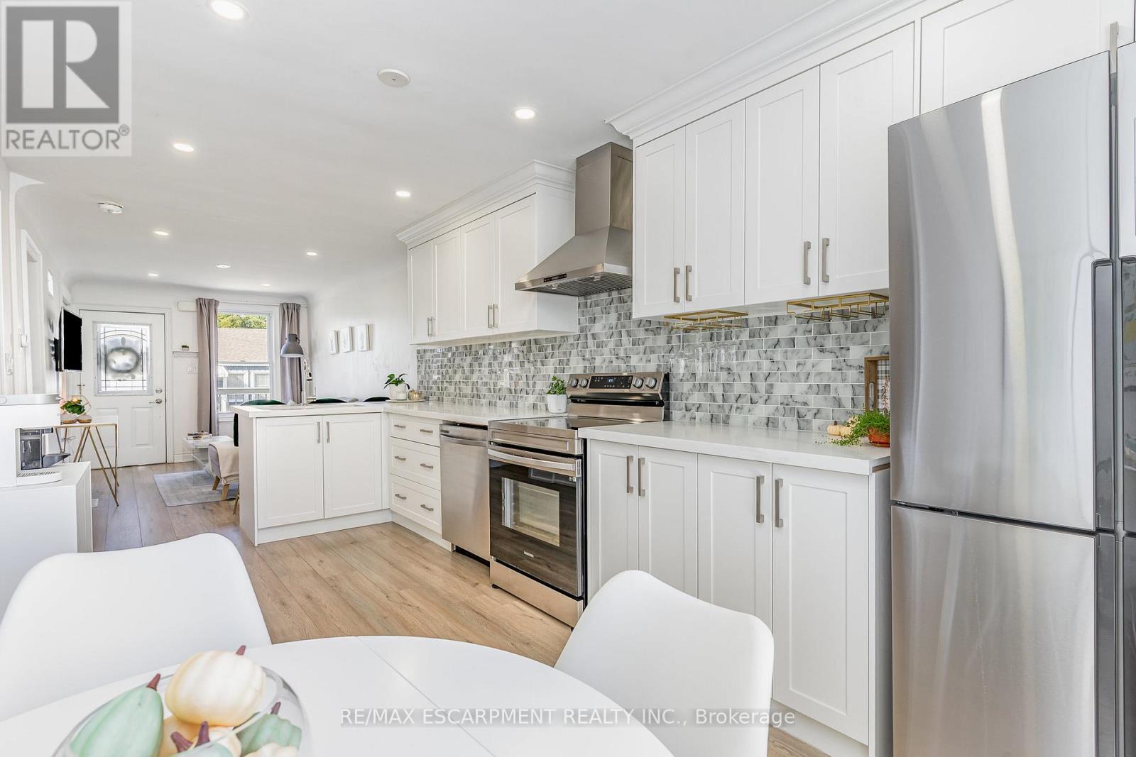 97 East 31St Street, Hamilton, ON - Indoor Photo Showing Kitchen With Upgraded Kitchen
