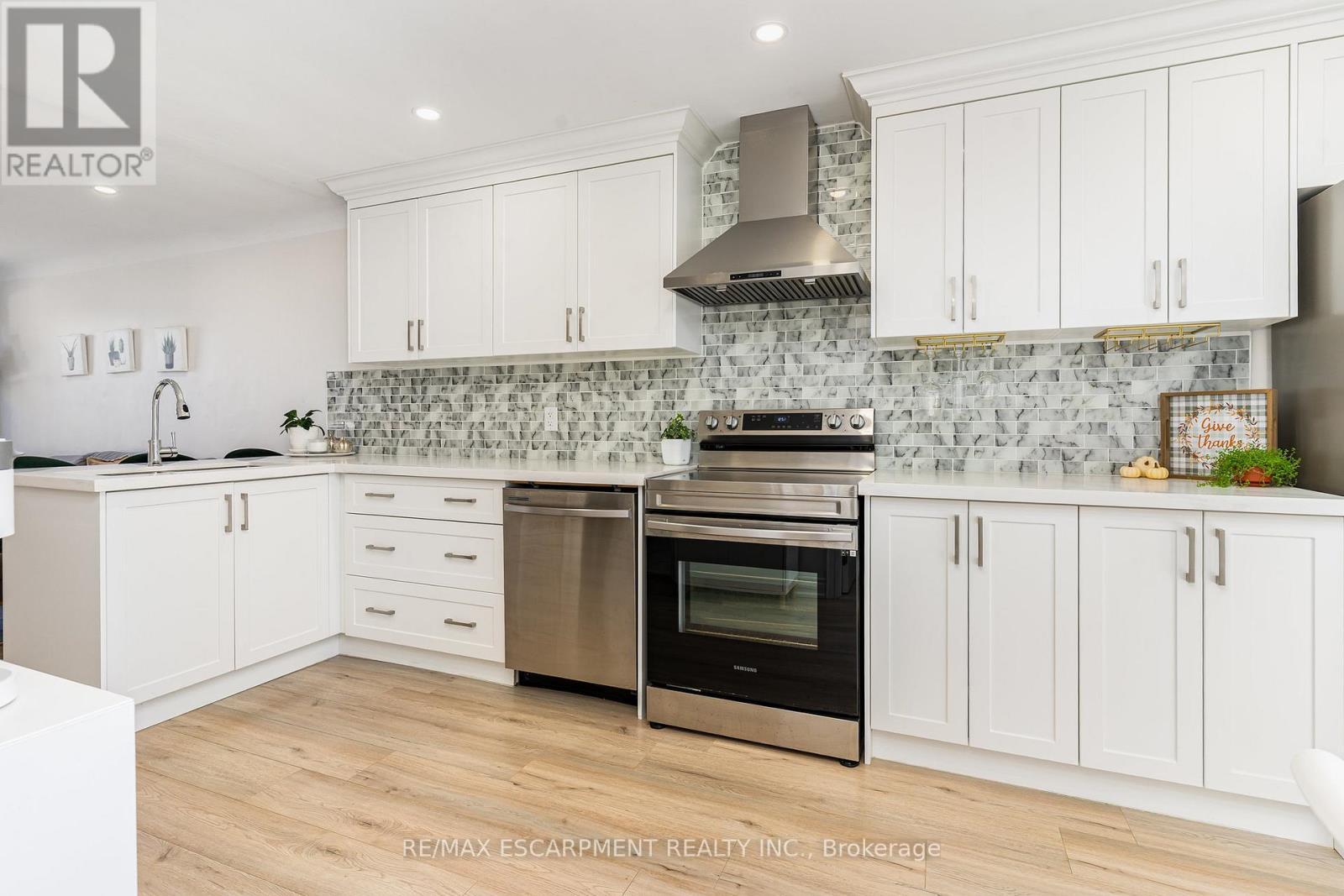 97 East 31St Street, Hamilton, ON - Indoor Photo Showing Kitchen With Upgraded Kitchen