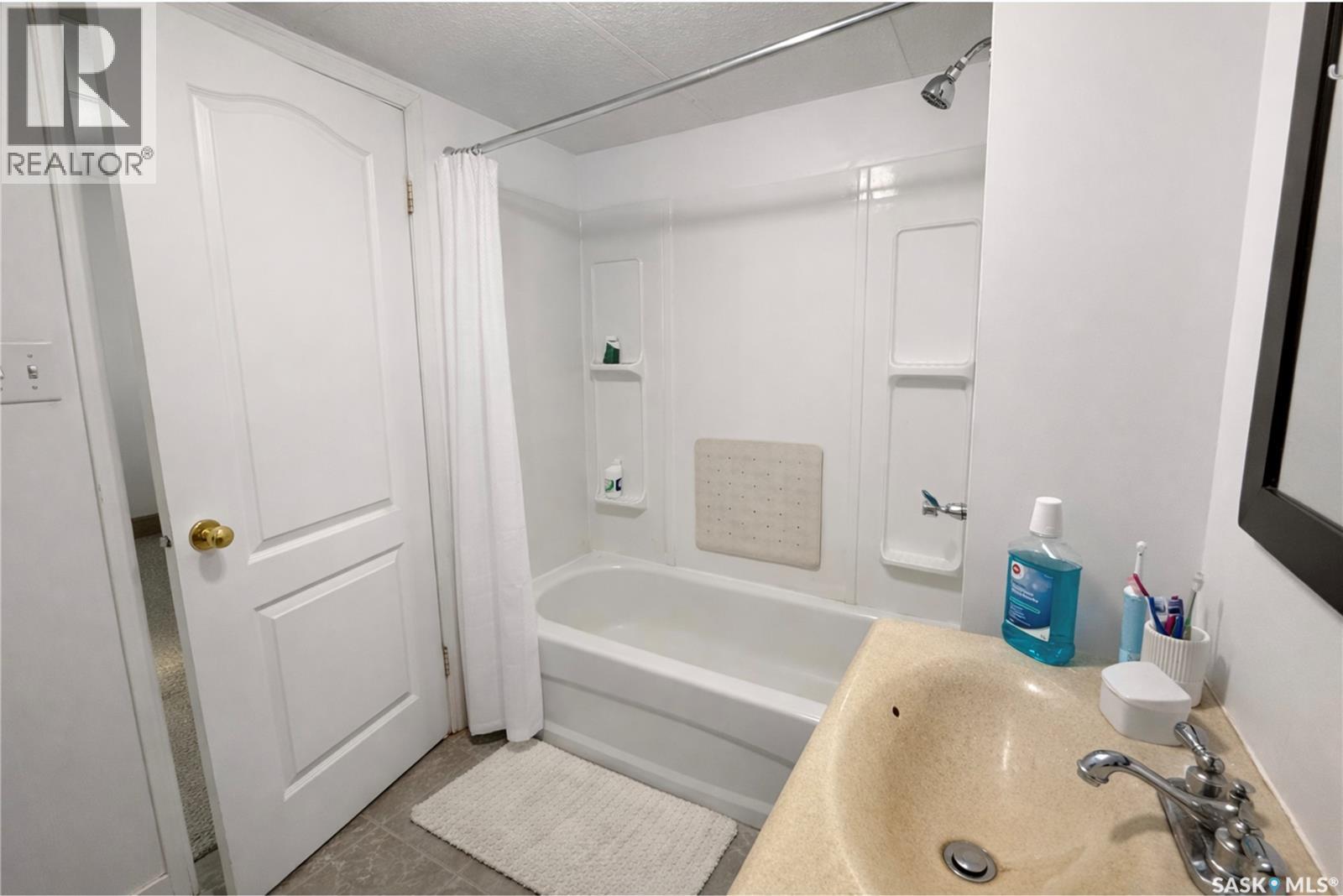 1606 Bradwell Avenue, Saskatoon, SK - Indoor Photo Showing Bathroom