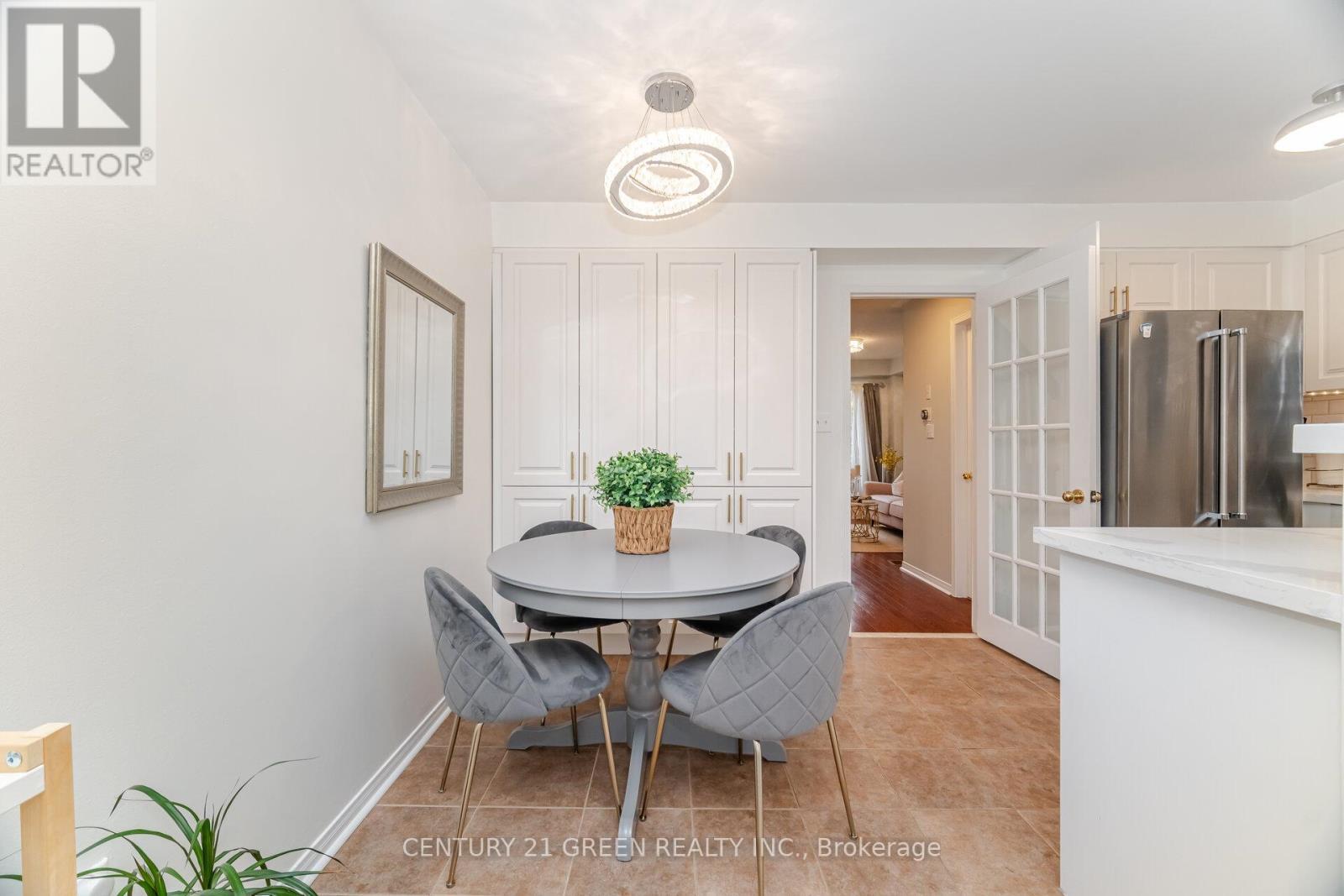 2403 Emerson Drive, Burlington, ON - Indoor Photo Showing Dining Room
