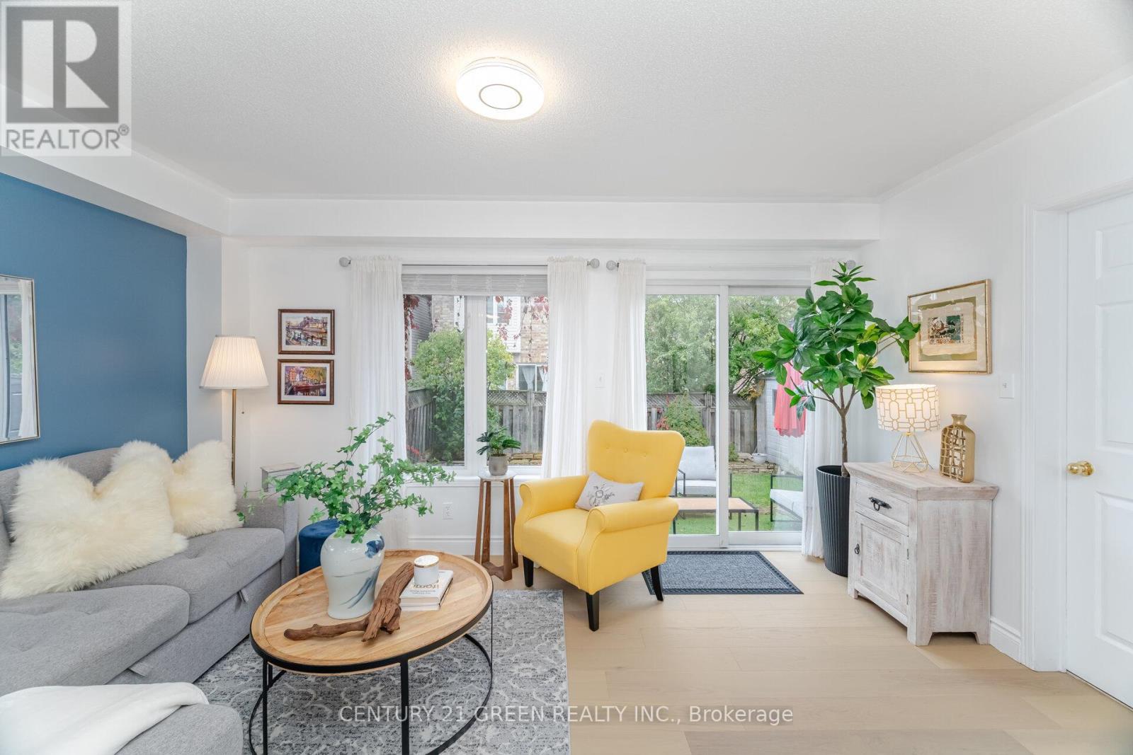 2403 Emerson Drive, Burlington, ON - Indoor Photo Showing Living Room