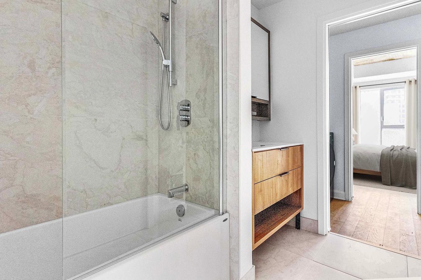 Salle de bains attenante à la CCP - 411-1971 Rue Du Havre, Montréal (Ville-Marie), QC - Indoor Photo Showing Bathroom