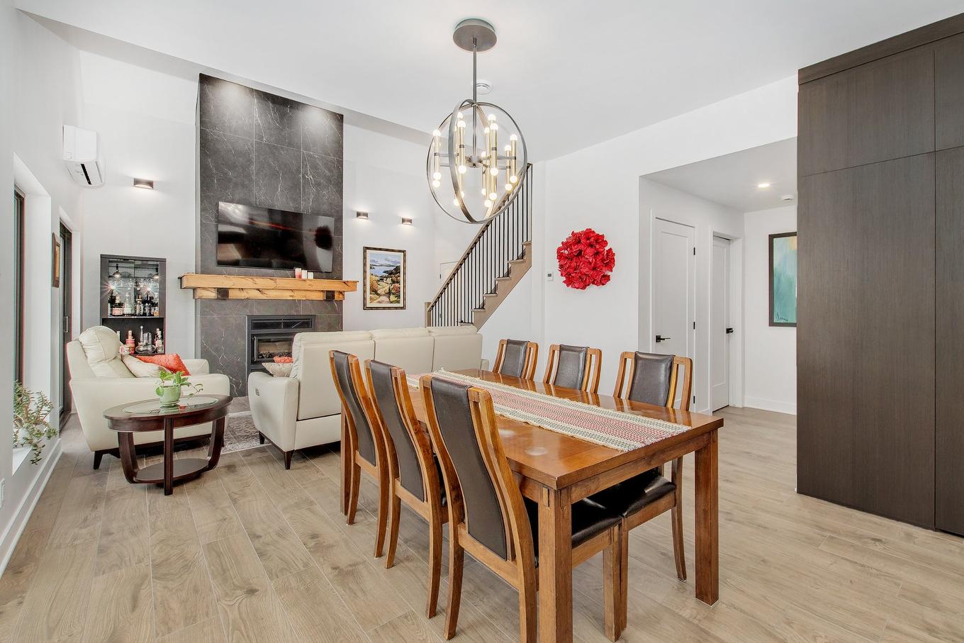 Dining room - 929 Rue De Château-D'Aix, Val-David, QC - Indoor Photo Showing Dining Room With Fireplace