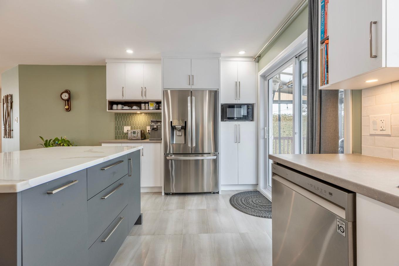Kitchen - 1242 Boul. Virginie-Roy, Notre-Dame-De-L'Île-Perrot, QC - Indoor Photo Showing Kitchen With Upgraded Kitchen